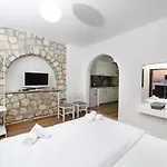 Dena Vlorë