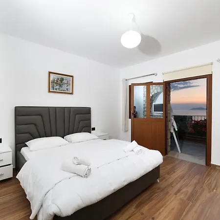 Dena Appartement Vlorë